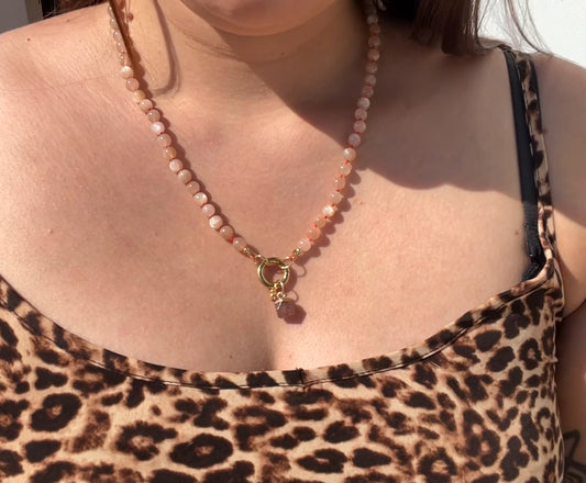 Sonnenstein Edelsteinkette mit Erdbeerquarz Anhänger