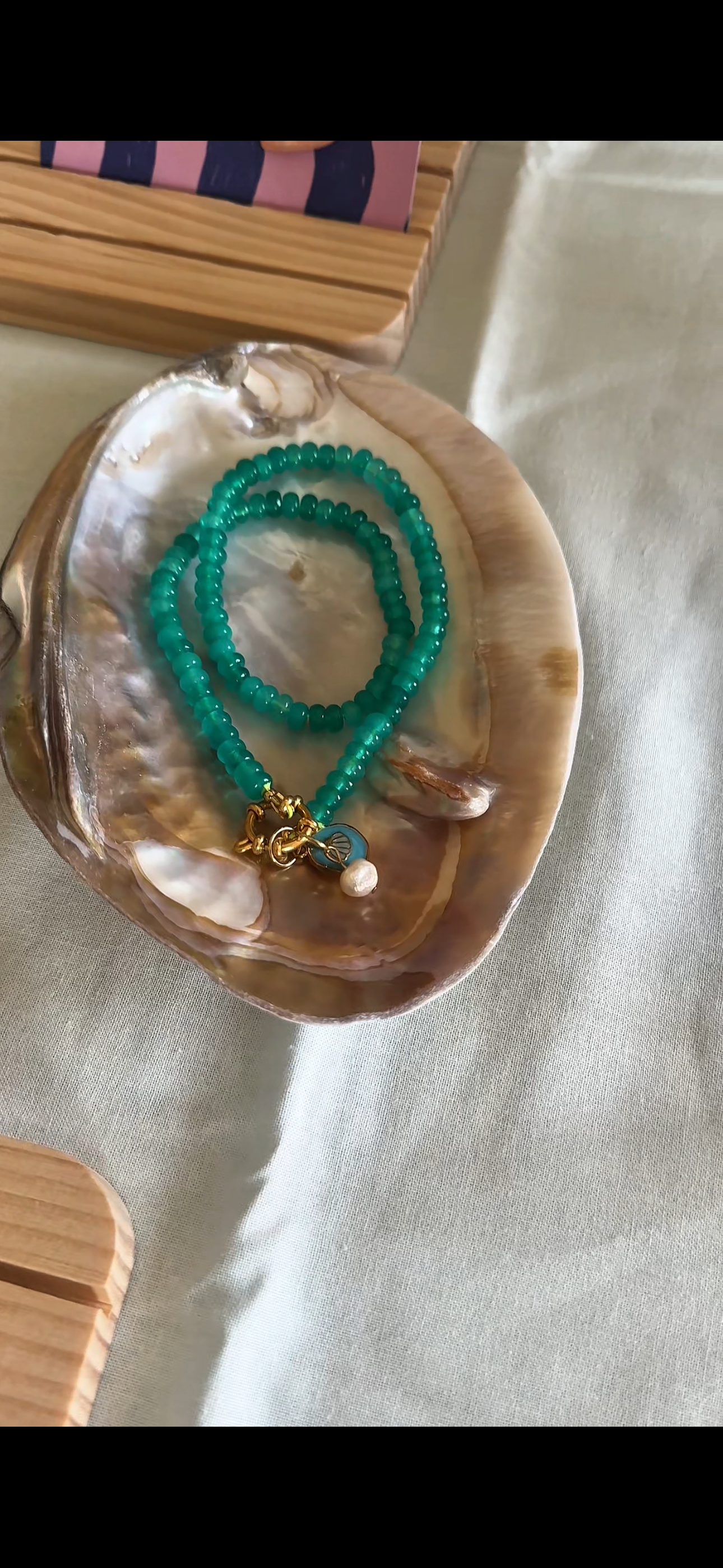 Neon-blaue Jade Edelsteinkette