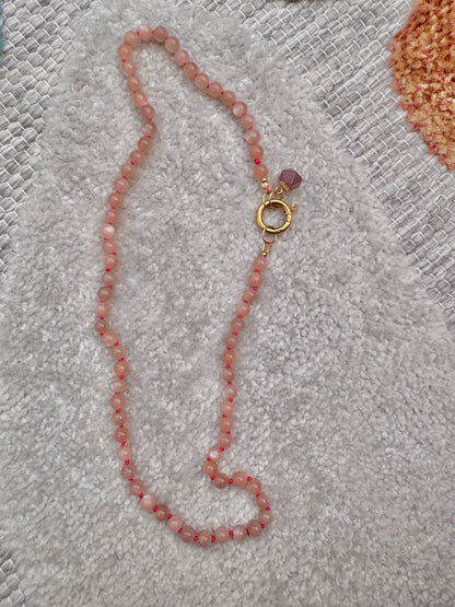 Sonnenstein Edelsteinkette mit Erdbeerquarz Anhänger