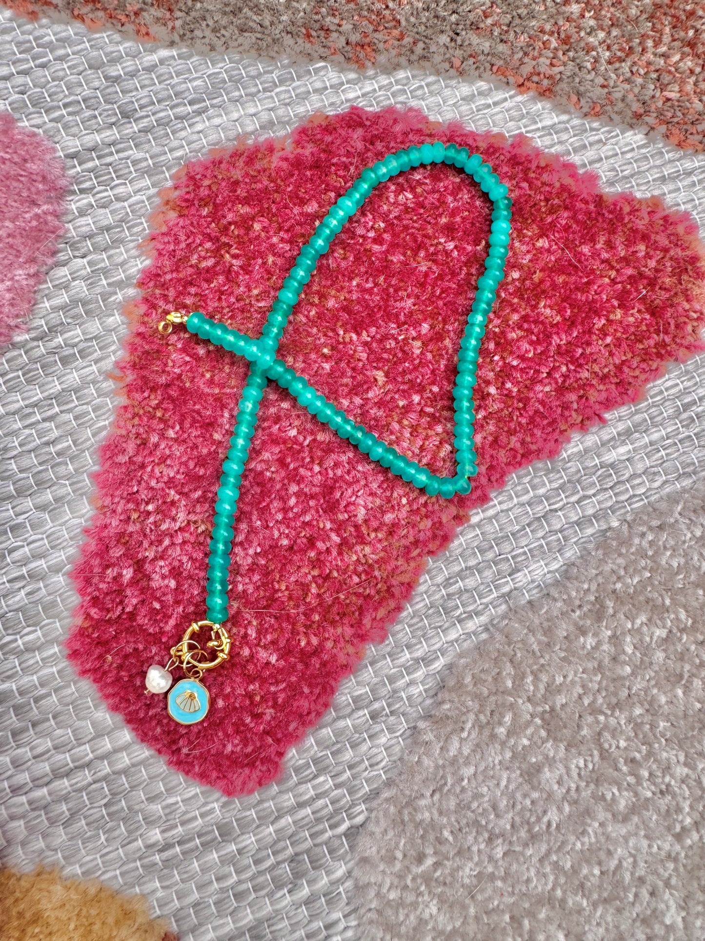 Neon-blaue Jade Edelsteinkette