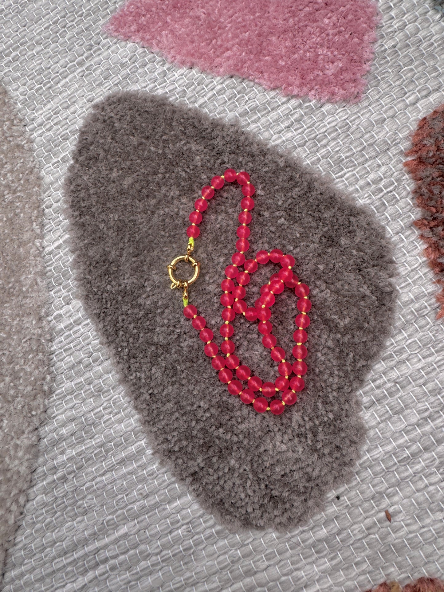 Hot Pink Jade Edelsteinkette mit neongelbem Faden